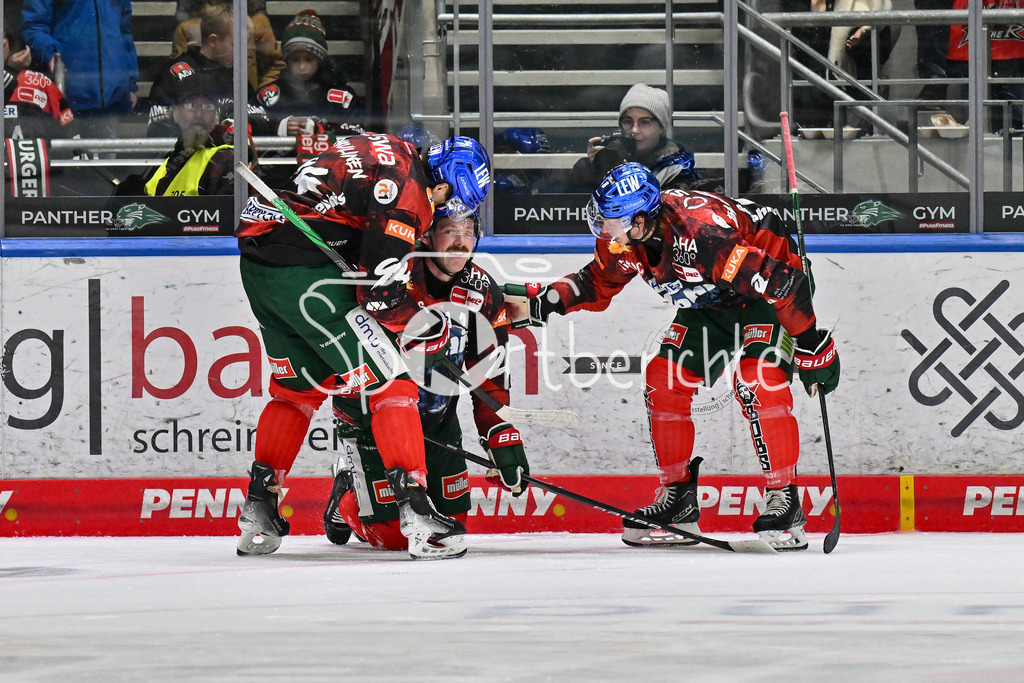 Augsburger Panther - Straubing Tigers | Jubel der Hausherren nach dem Treffer zum 4-1 durch Cody KUNYK (Augsburger Panther #20) / Freude / Happy / Tor / torschuetze / DEL: Augsburger Panther - Straubing Tigers, Curt Frenzel Stadion am 29.11.2024