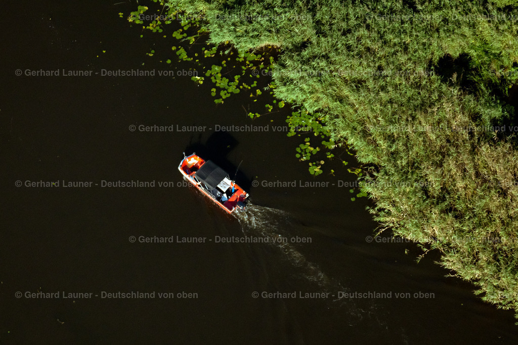 4062339 | MIROW 08.09.2021 Motorboot in Fahrt auf dem Zotzensee in Mirow im Bundesland Mecklenburg-Vorpommern, Deutschland. // Motorboat in motion on Zotzensee in Mirow in the state Mecklenburg - Western Pomerania, Germany. Foto: Gerhard Launer
