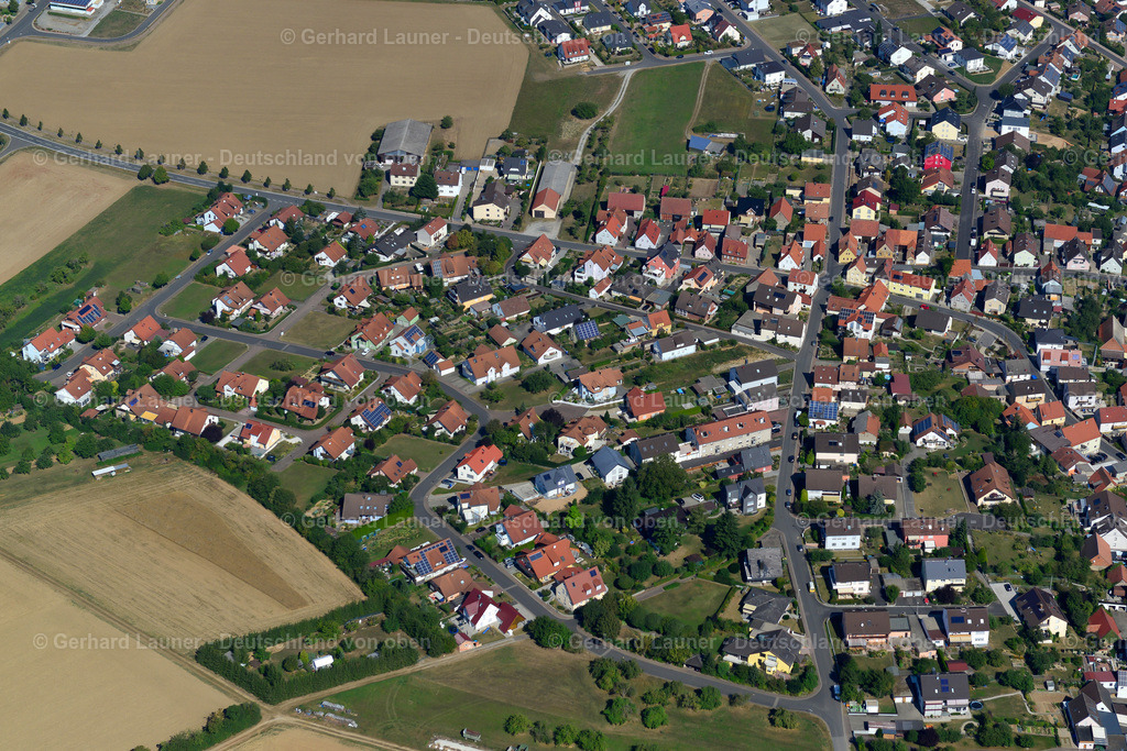 3650581 | WALDBRUNN 13.09.2016 Wohngebiet einer Einfamilienhaus- Siedlung am Rande von landwirtschaftlichen Feldern in Waldbrunn im Bundesland Bayern, Deutschland // Single-family residential area of settlement on the edge of agricultural fields in Waldbrunn in the state Bavaria, Germany Foto: Gerhard Launer