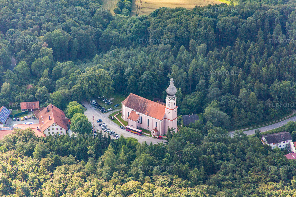 Luftbild: Wallfahtskirche Hl. Dreifaltigkeit im Wald im Ortsteil Rimbach in Moosthenning im Bundesland Bayern in Deutschland. Foto: IMG_090594.jpg vom 03.07.2016 durch Werner Riehm/FLY-FOTO.de