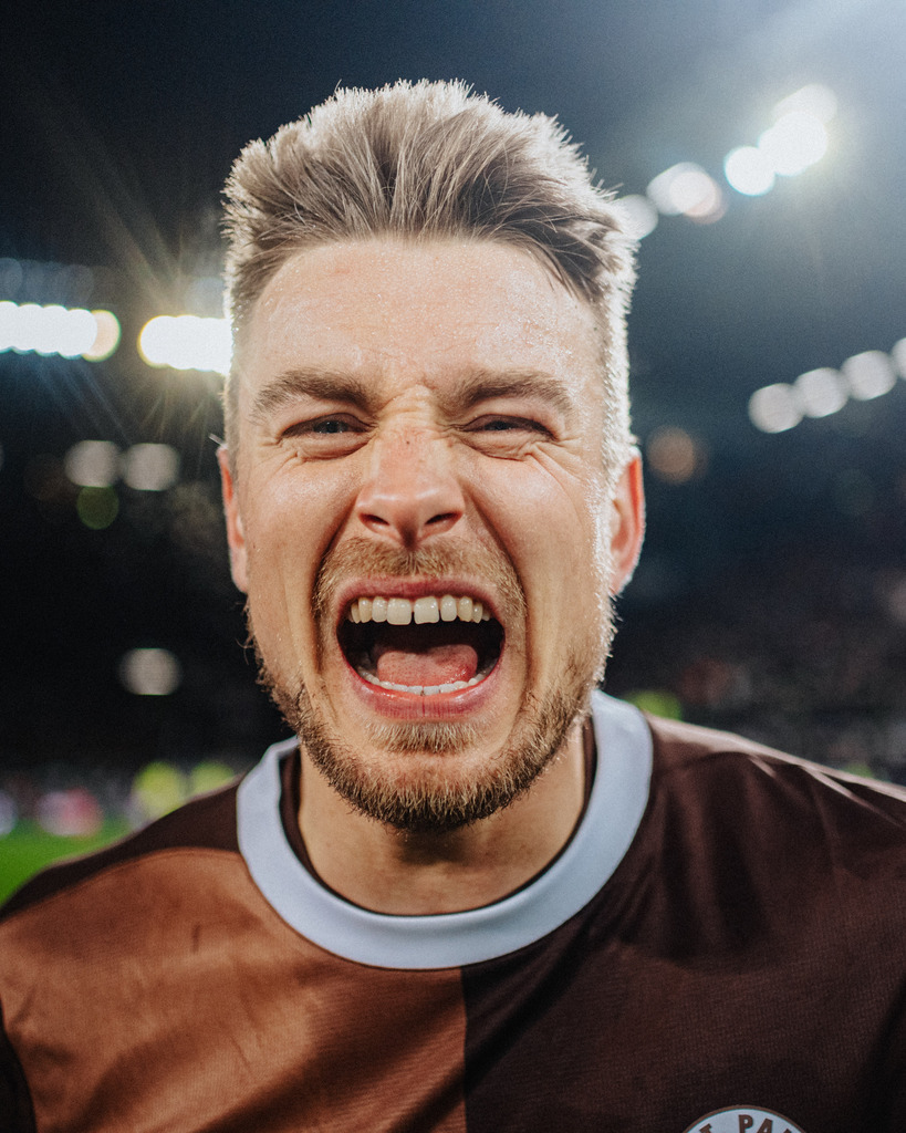 FCS05546 | Der offizielle Shop für FC St. Pauli Fotos. Wähle aus Spielszenen & Fanmomenten dein FCSP Wunschformat. Wir liefern Millerntor-Atmosphäre.