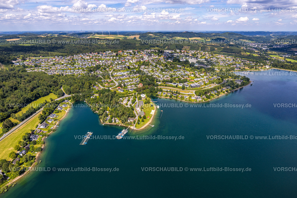 Sundern240708831 | Luftbild, Ortsansicht Langscheid mit Ferienhäusern, Sorpesee Uferbereich, Segelootsanlegestellen, bewaldete Hügellandschaft, Fernsicht und blauer Himmel mit Wolken, Langscheid, Sundern, Sauerland, Nordrhein-Westfalen, Deutschland