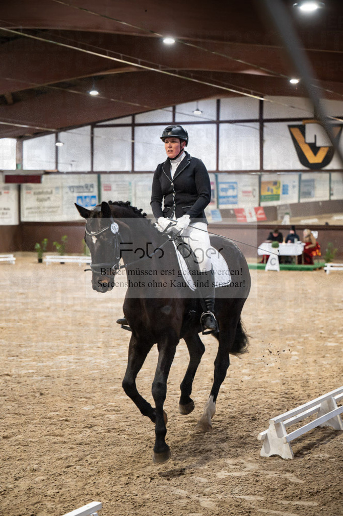 Hallenreittunier Voxtrup 2023 | Entdecke hochwertige Reitturnierfotos von Foto Oger. Professionell, emotional und authentisch – jetzt Lieblingsmomente im Shop bestellen.Deutschlandweite Turnierfotografie. - Realisiert mit Pictrs.com