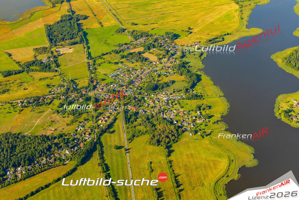 Dorfstraße Pruchten Bild- Das Luftbild wurde 2025 vom UL-Flugzeug heraus erstellt ( keine Drohne bzw. Drohnenaufnahme ) - Hochauflösende Luftaufnahme -Nicht vergleichbar mit Google Maps oder Satelittenbilder- Die Geschenkidee !Mit Lizenz und Bildrechte bestellbar - CC