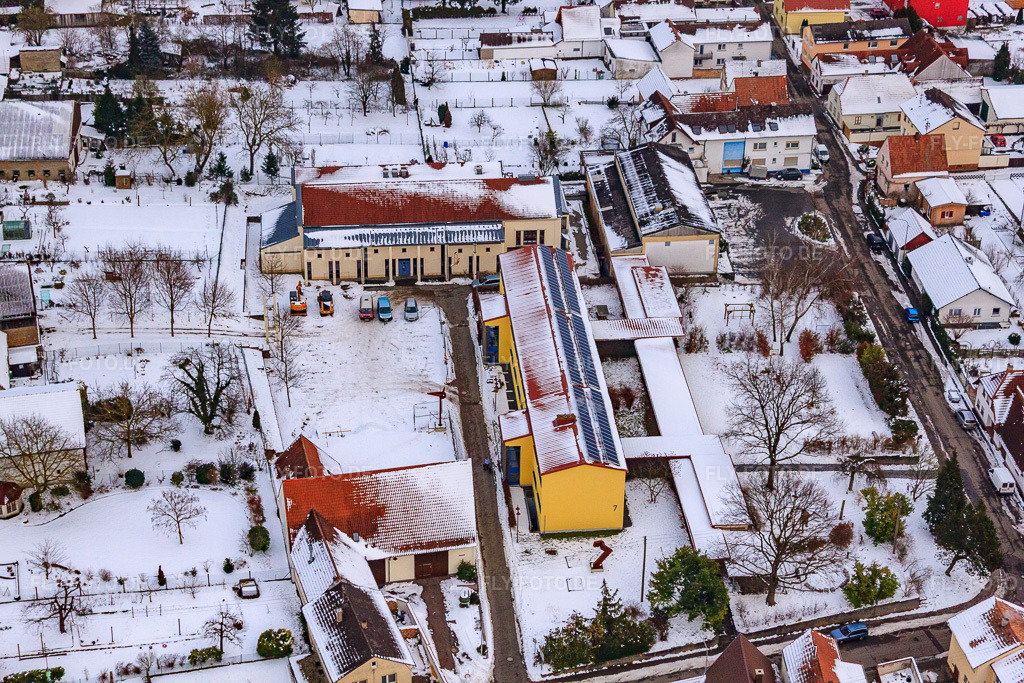 Luftbild: Grundschule Minfeld und Mundoplatz und -Halle Im Winter bei Schnee in Minfeld im Bundesland Rheinland-Pfalz in Deutschland. Foto: IMG_23583.jpg vom 16.01.2010 durch Werner Riehm/FLY-FOTO.de