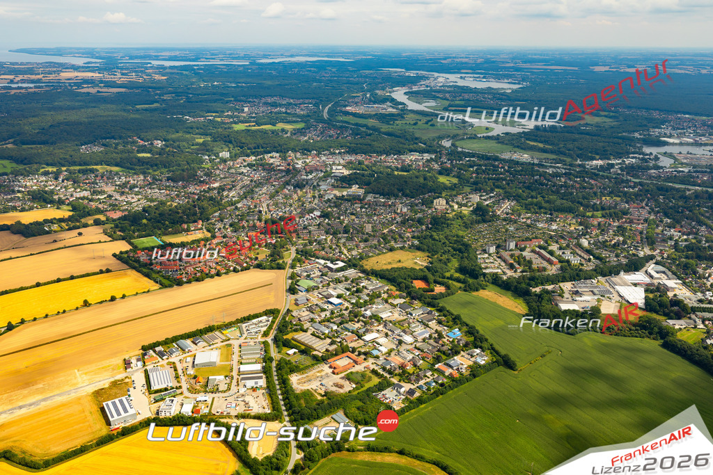Das Luftbild der Stadt Bad Schwartau wurde 2022 vom Flugzeug heraus erstellt (keine Drohnen-Aufnahmen) Aufnahmehöhe ca.450 Meter- hohe Bildauflösung und Druck-Qualität. Garantiert!