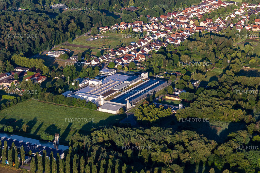 Gebäude und Produktionshallen auf dem Werksgelände des Unternehmens Webasto Mechatronics an der Industriestraße in Schaidt | Luftbild: Gebäude und Produktionshallen auf dem Werksgelände des Unternehmens Webasto Mechatronics an der Industriestraße in Schaidt im Ortsteil Schaidt in Wörth im Bundesland Rheinland-Pfalz in Deutschland. Foto: IMG_007783.jpg vom 21.06.2020 durch Werner Riehm/FLY-FOTO.de - Realisiert mit Pictrs.com