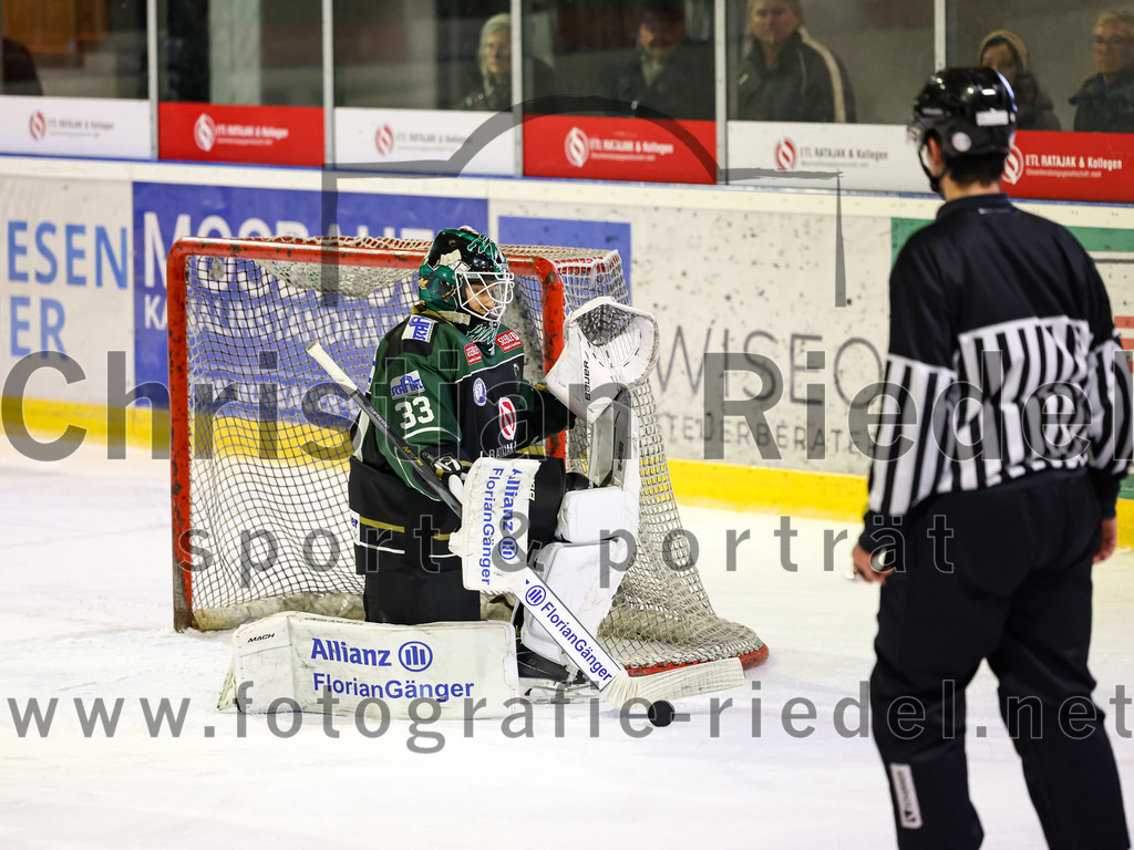 2022-11-20_058_TSV_Erding_gegen_ERSC_Amberg | Erding, Deutschland, 20.11.2022:
Eishockey, Bayernliga 2022 / 2023, 15. Spieltag, TSV Erding gegen ERSC Amberg, Endergebnis: 5:1

Torwart Thomas Hingel (Erding Gladiators, #33)

Foto: Christian Riedel / fotografie-riedel.net
