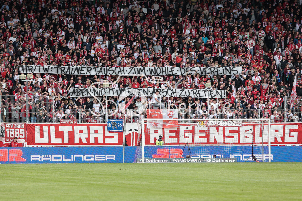 SSV Jahn Regensburg - Hamburger SV | Die Fans der Regensburger zeigen was sie vom Verein halten / Spruchband / Ultras / DFL REGULATIONS PROHIBIT ANY USE OF PHOTOGRAPHS AS IMAGE SEQUENCES AND/OR QUASI-VIDEO