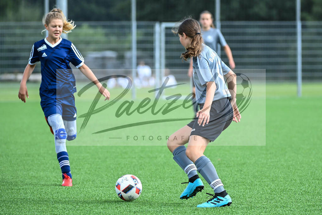 IBBGRE20200829_0042 | Fussball, C-Juniorinnen:   beim Testspiel zwischen DJK Arminia Ibbenbueren und TSG 07 Burg Gretesch im Sportzentrum Schierloh am 29.08.2020 in Ibbenbueren, Deutschland. - Realisiert mit Pictrs.com