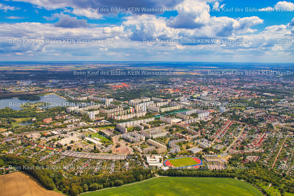 Magdeburg-Nord mit Kannenstieg und Neustädter See | Magdeburg-Nord mit den Stadtteilen Kannenstieg und Neustädter See entstand in den 1970er- und 1980er-Jahren als eines der größten Wohngebiete der Landeshauptstadt. Die markanten Plattenbauten prägen bis heute das Stadtbild und bieten tausenden Menschen ein Zuhause. Aus der Luft wird die großzügige städtebauliche Planung mit weitläufigen Grünflächen, dem Neustädter See als Naherholungsgebiet und den charakteristischen Wohnkomplexen besonders deutlich. - Realisiert mit Pictrs.com