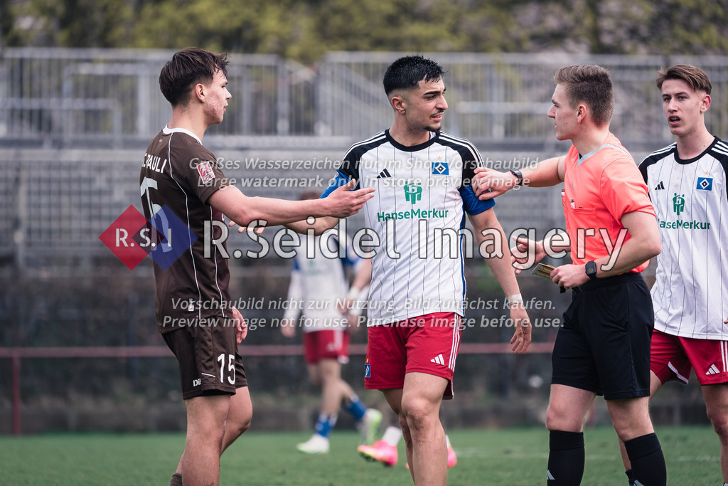 RS-1-035909 | Milad Nejad Haji Lor (#16, HSV II) will auf Max Marie (#15, FCSP) nach dessen Foul einreden, wird aber vom Christoph Kluge (Schiedsrichter) zurückgehalten.