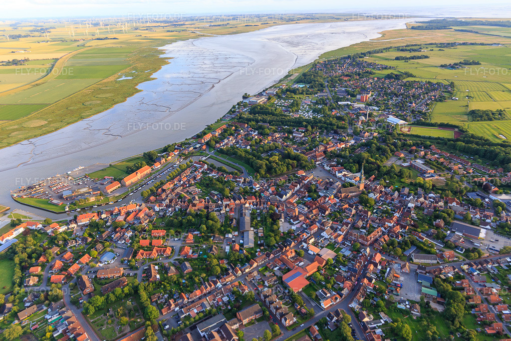 Luftbild: Stadtübersicht an der Eider aus Norden in Tönning im Bundesland Schleswig-Holstein in Deutschland. Foto: IMG_007864.jpg vom 08.07.2020 durch Werner Riehm/FLY-FOTO.de