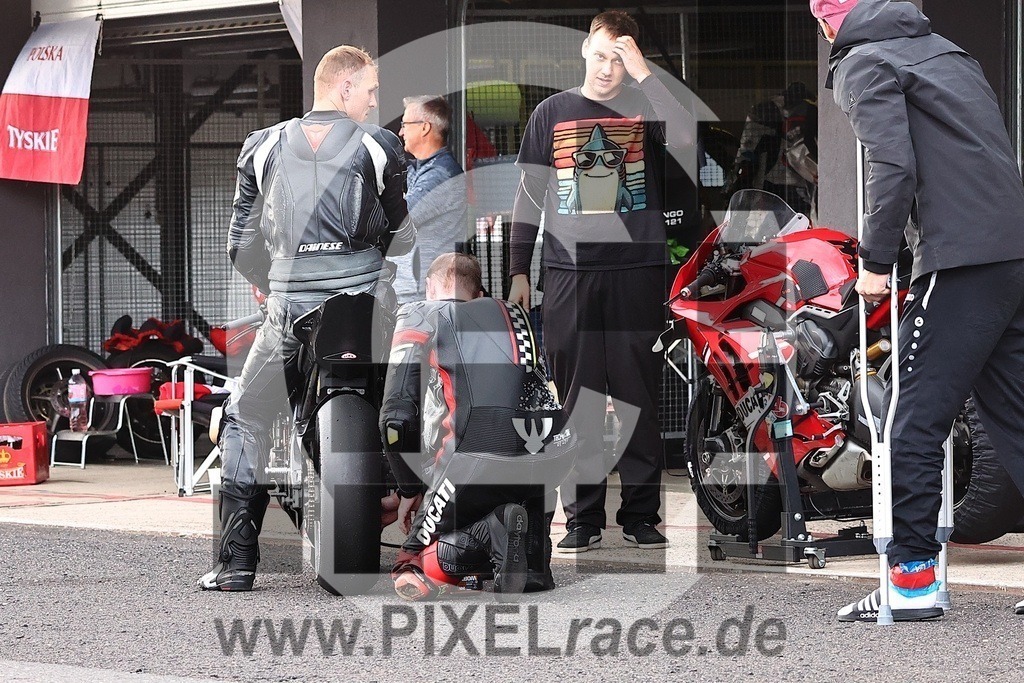 social-20250823_07927 | Schöne Erinnerungen an spannende Momente - das festzuhalten ist unser Job. PIXELrace.de ist seit 2003 auf den Rennstrecken Europas unterwegs um die Action draußen beim Fahren und die wunderbare Stimmung imm Fahrerlager für euch einzufangen.