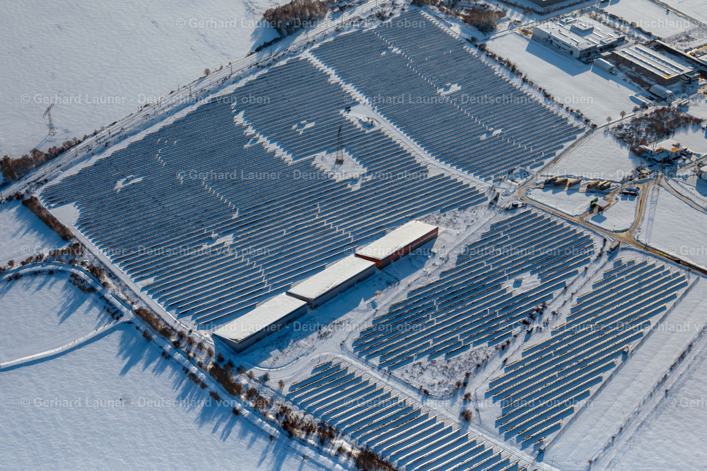4045005 | KELBRA (KYFFHäUSER) 14.02.2021 Winterlich schneebedeckte Paneel- Reihen eines Solarkraftwerkes und Photovoltaik- Anlage auf einem am Eichenweg Feld im Ortsteil Thürungen in Kelbra (Kyffhäuser) im Bundesland Sachsen-Anhalt, Deutschland. // Wintry snowy rows of panels of a solar power plant and photovoltaic system on a on Eichenweg field in the district Thuerungen in Kelbra (Kyffhaeuser) in the state Saxony-Anhalt, Germany. Foto: Gerhard Launer
