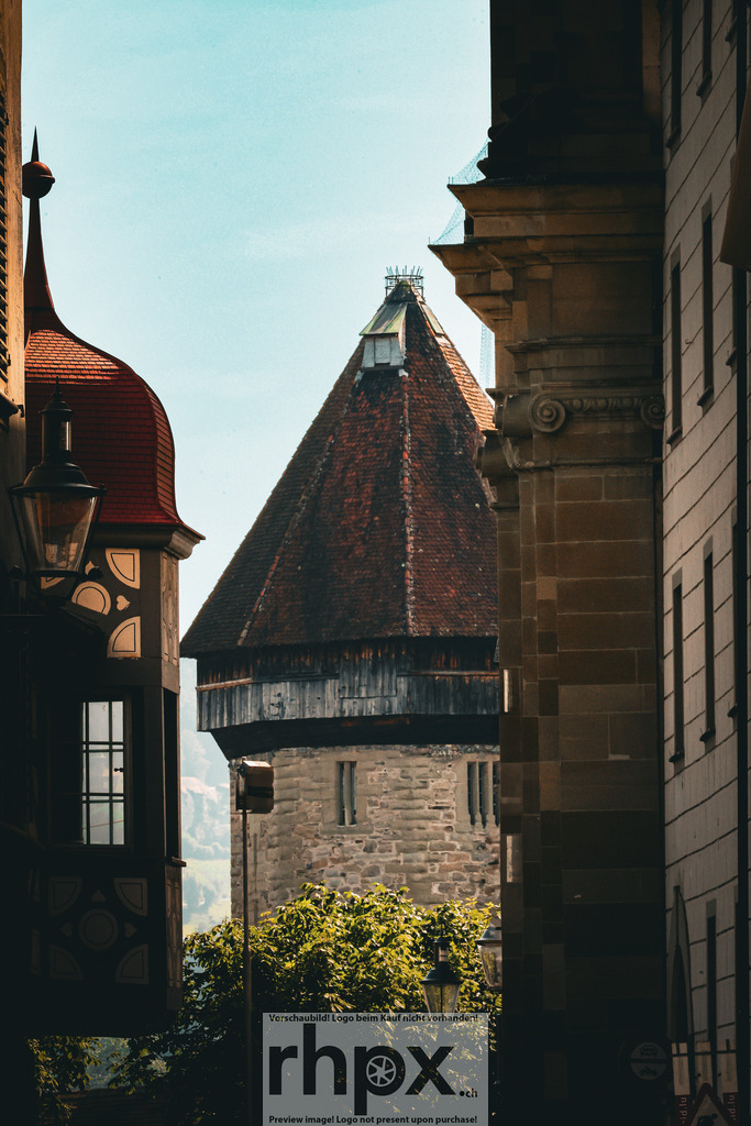 Luzerner Wasserturm im Detail | Turmspitze. Sandstein. Geschichte.Ein Blickwinkel, der die Vertikale der historischen Architektur Luzerns betont. Das warme Licht des späten Tages streift die jahrhundertealten Fassaden und enthüllt die Textur des Steins im Kontrast zum markanten Dach des Wasserturms.Wähle unter "Produktauswahl" dein Wunschformat: Vom klassischen Wandbild über Puzzle &amp; Tassen bis zum digitalen Download (z.B. als Handy-Hintergrund). - Realisiert mit Pictrs.com
