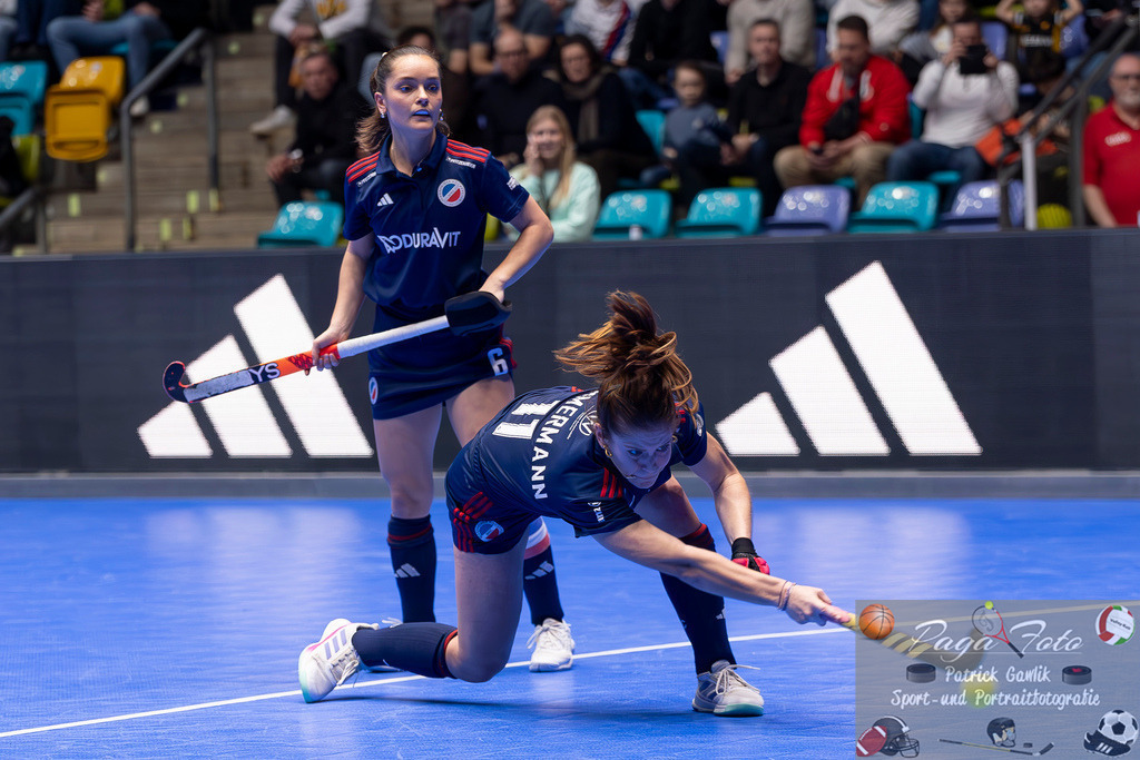 Volvo E.R.B. Final 4 Finale Frauen: Berliner HC - Mannheimer HC, 26.01.2025 | Sonja Zimmermann (Mannheimer HC #11) schießt den Ball aufs Tor, Berliner HC - Mannheimer HC, Frankfurt, Süwag Arena, 26.1.2025 - Realisiert mit Pictrs.com