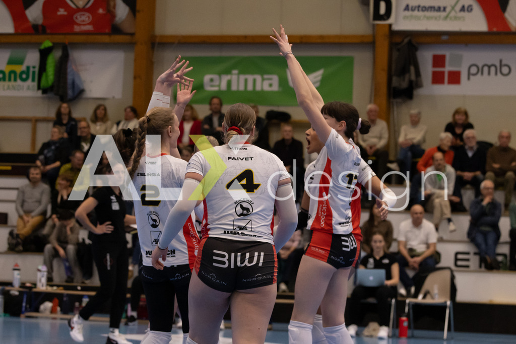 Volleyball I Frauen I Saison 2025-2026 I Volleyball NLA | Women I 1/4 Finals I VC Kanti Schaffhausen - BIWI Volleyball Franches-Montagnes I 21.02.2026 | BIWI VFM - Teamkreis - Realisiert mit Pictrs.com