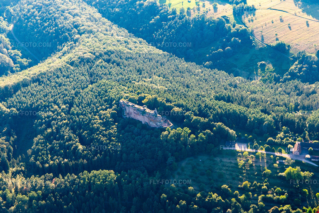 Aerial view: Fleckenstein Castle from the southeast in Lembach in the state Bas-Rhin, France. – Photo: IMG_142330.jpg taken on 07/08/2024 by Werner Riehm/FLY-FOTO.com – Resolution of the original: 4483 x 2989 px – Château fort de Fleckenstein