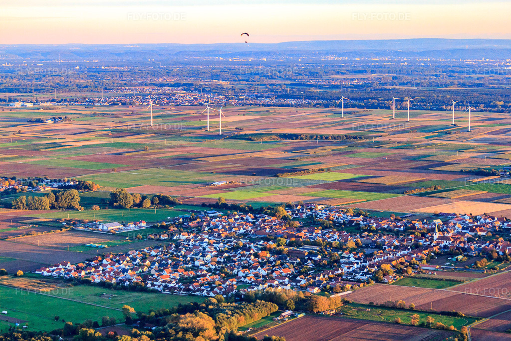 Luftbild: Ortsansicht aus Norden vor dem Windpark Offenbach in Ottersheim bei Landau im Bundesland Rheinland-Pfalz in Deutschland. Foto: IMG_60243.jpg vom 13.10.2013 durch Werner Riehm/FLY-FOTO.de