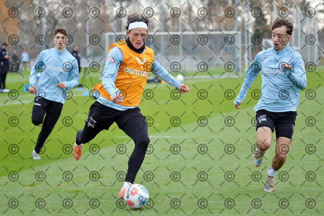 RGE_6780b | Hertha BSC, 2.Bundesliga, Herren, Saison 2025/26, Training, Montag 17.11. 2025, im Bild von li. Fabian Reese ( Hertha BSC ),  Tim Hoffmann  ( Hertha BSC ),   Fotograf:   Ralf Gebhardt - Realisiert mit Pictrs.com