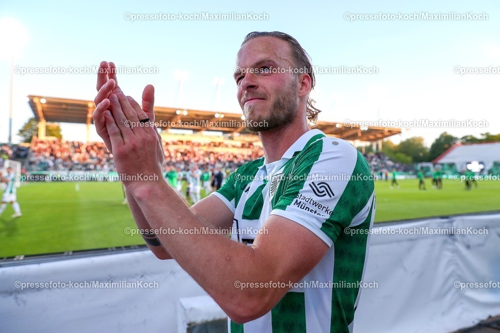 SCP09052501121 | 09.05.2025, Fußball, Preußen Münster - Hertha BSC, 2. Fußball Bundesliga, 33. Spieltag, Preußenstadion, Saison 2024 2025: Abschlussjubel nach dem 2:0 Sieg für Preußen. Jorrit Hendrix (Preussen Muenster #20) jubelnd DFB regulations prohibit any use of photographs as image sequences and or quasi-video.