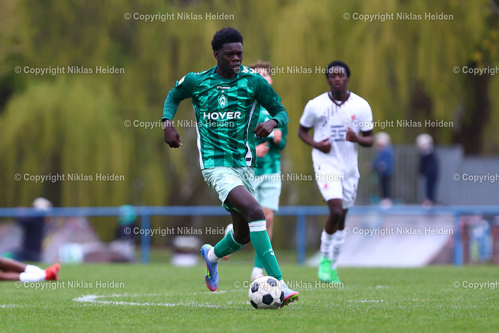 NH_FCStPauliU17_SVWerderBremenU17_U17DFBNachwuchsliga_09042025 | #13 Neal Afriyie (SV Werder Bremen U17)Fußball I Junioren I U17 DFB-Nachwuchsliga I Saison 2024-2025 I Hauptrunde Liga B, Gruppe A, 8. Spieltag I FC St. Pauli U17 - SV Werder Bremen U17 I 09.04.2025 I Sportplatz Königskinderweg