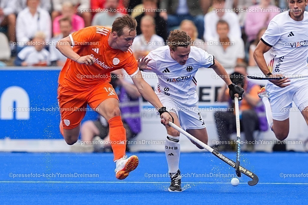 xydrx16082503002 | 16.08.2025, xydrx, Herren EuroHockey Championship 2025, Finale, Niederlande - Deutschland, Sparkassenpark Mönchengladbach: Floris Wortelboer (NED #16) im Zweikampf gegen Michel Struthoff (GER #21)