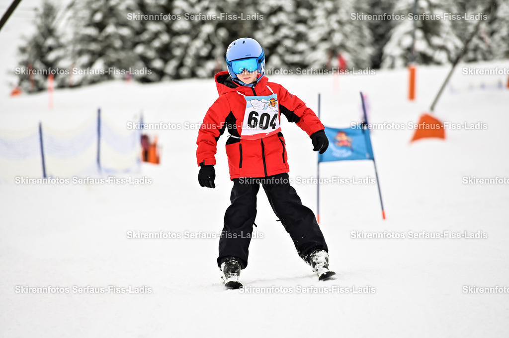 SRF_20.02.2026_0592 | Skirennfotos,Serfaus,Fiss,Ladis,Kinderskirennen,Winter,Tirol,Oberland,skirace,SFL,feelfree,weil wir's genießen,ski,Ski,skifahren,Sonnenplateau, - Realisiert mit Pictrs.com