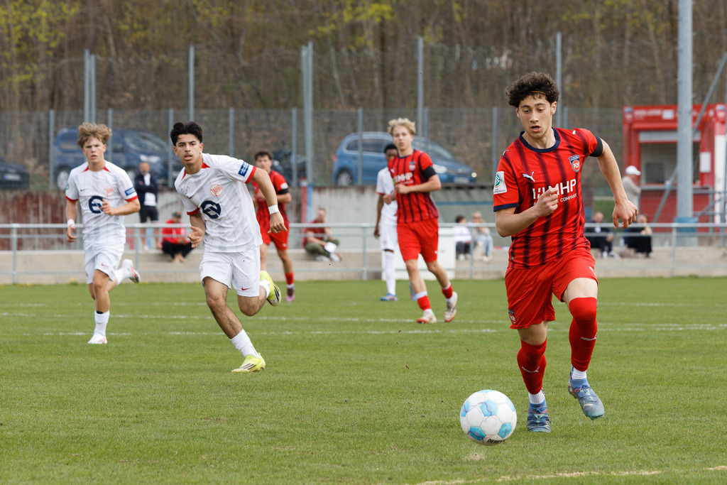 FCHOFK_260418_6-109 | 1.FC Heidenheim 1846 vs. Offenbacher Kickers, Fußball, U17, B-Junioren, NWL, U17-DFB-Nachwusliga, 2025/2026, 10. Spieltag, 18.04.2026 in Heidenheim, Walter-Birkhold-Jugendstadion (Foto: Michael Bulling) - Realisiert mit Pictrs.com