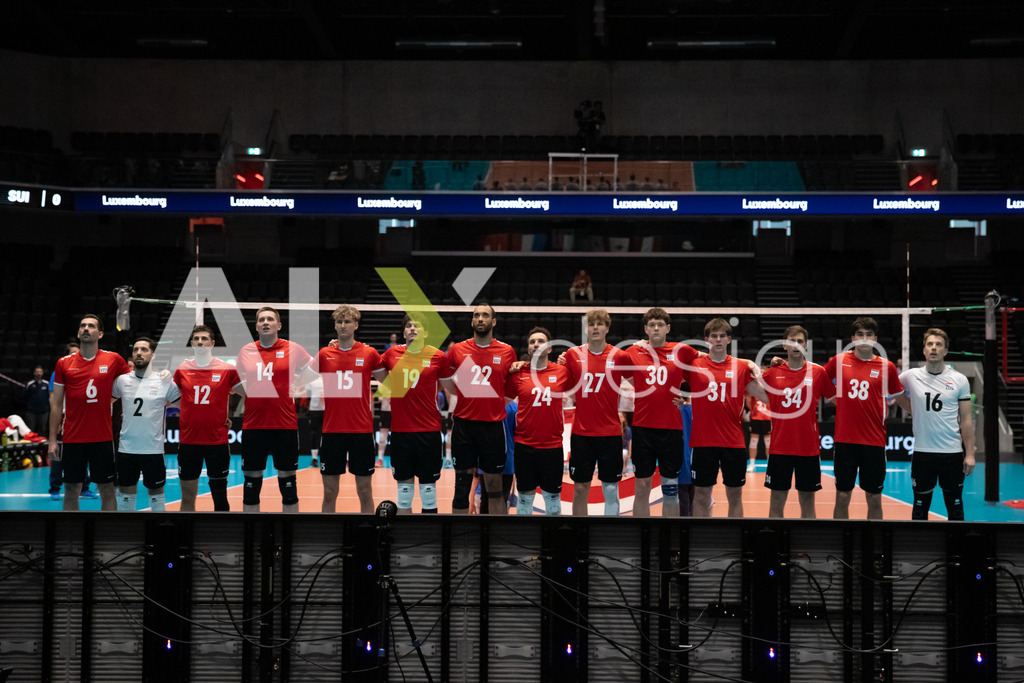 Luxembourg v Switzerland - CEV European League Men | KRIENS, SWITZERLAND - JUNE 12: Team of Luxembourg during the national anthem at the CEV European League match between Luxembourg and Switzerland at Pilatus Arena on June 12, 2026 in Kriens, Switzerland. - Realisiert mit Pictrs.com