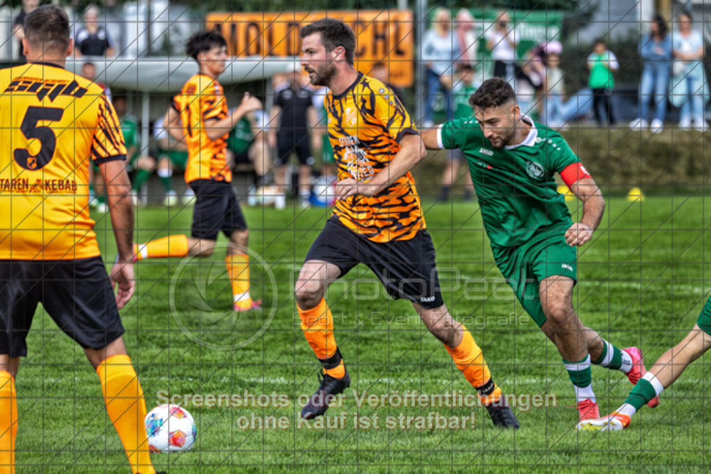 20250824_151534_0390-Bearbeitet | Elias Kirec (KSG Eislingen #06) hat dem Ball und den Gegner Moritz Nau (SGM Jeb.-Bezg. #04)  im BlickKSG Eislingen (grün) vs. SGM Jebenhausen-Bezgenriet (orange), Fussball, Kreisliga A3 - Bezirk Neckar/Fils, 01. Spieltag, Saison 2025/2026, Rasensportplatz, Albstraße 69, 73054 Eislingen, 24.08.2025 - 15:00 Uhr,Foto: PhotoPeet-Sportfotografie/Peter Harich