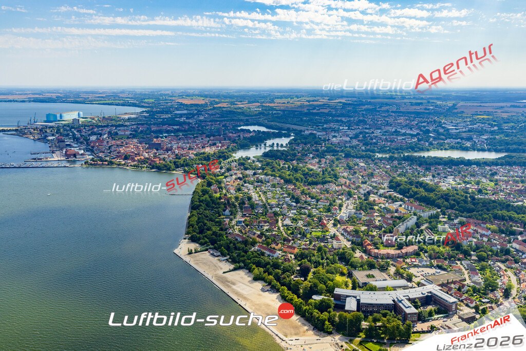 Übersichts Bild Stralsund - Die Luftaufnahme wurde 2025 vom UL-Flugzeug heraus erstellt ( keine Drohnenaufnahme ) - Hochauflösende Luftaufnahme - für Wandbilder und großformatige Ausdrucke geeignet. Das besondere Geschenk!Hier alle&nbsp;Infos zur Lizenzierung der LuftaufnahmeWir fliegen auch dieses Jahr wieder in Ihre Region um Luftbilder zu erstellen.- Luftbild anfragen