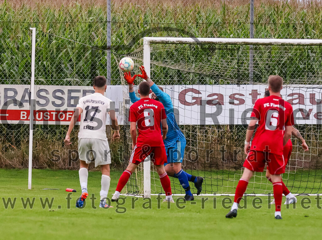 2023-08-04_099_SV_Walpertskirchen_gegen_FC_Finsing | Walpertskirchen, Deutschland, 04.08.2023:
Fußball, Kreisliga 2023 / 2024, 2. Spieltag, SV Walpertskirchen gegen FC Finsing, Endergebnis: 3:3

Julian Jaros (SV Walpertskirchen, #17), Kilian Schmitt (FC Finsing, #8), Torwart Daniel Schröder (FC Finsing, #1), Valentin Bachmeier (FC Finsing, #6)

Foto: Christian Riedel / fotografie-riedel.net