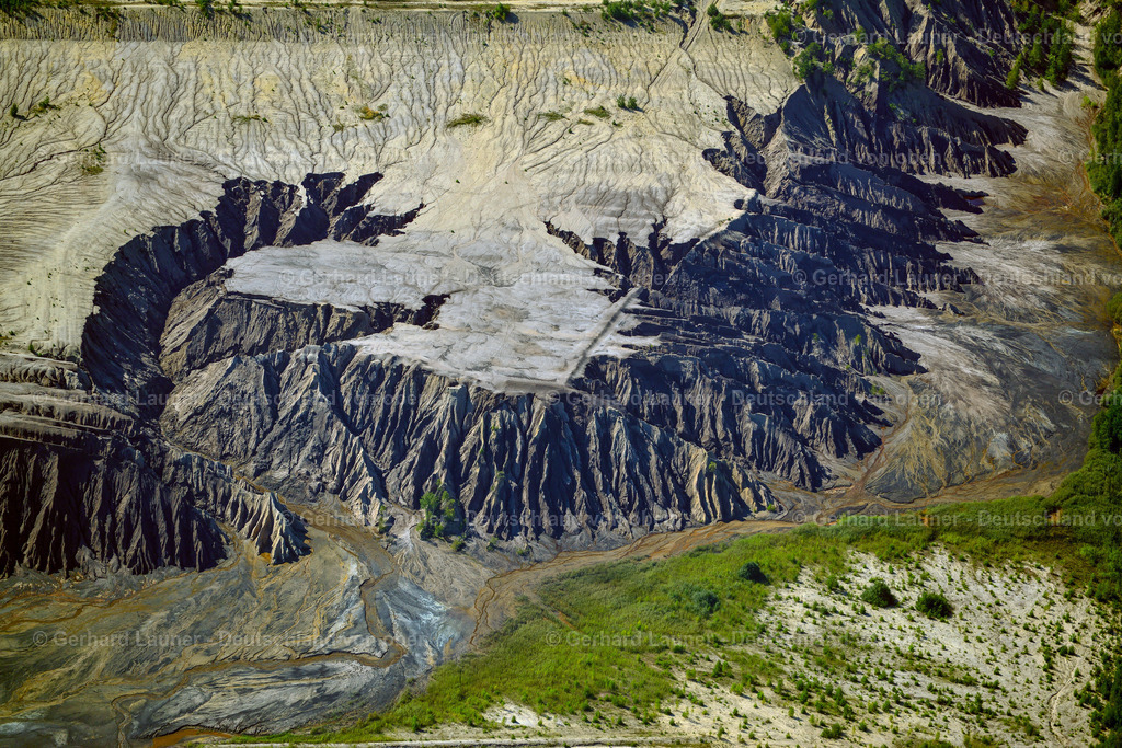 3637055 | Meuroer See, SCHIPKAU 25.08.2016 Sanierung und Renaturierungs- Arbeiten an den Schichten einer Bergbau- Abraumhalde  in Schipkau im Bundesland Brandenburg, Deutschland // Rehabilitation and renaturation work on the layers of a mining waste dump  in Schipkau in the state Brandenburg, Germany Foto: Gerhard Launer