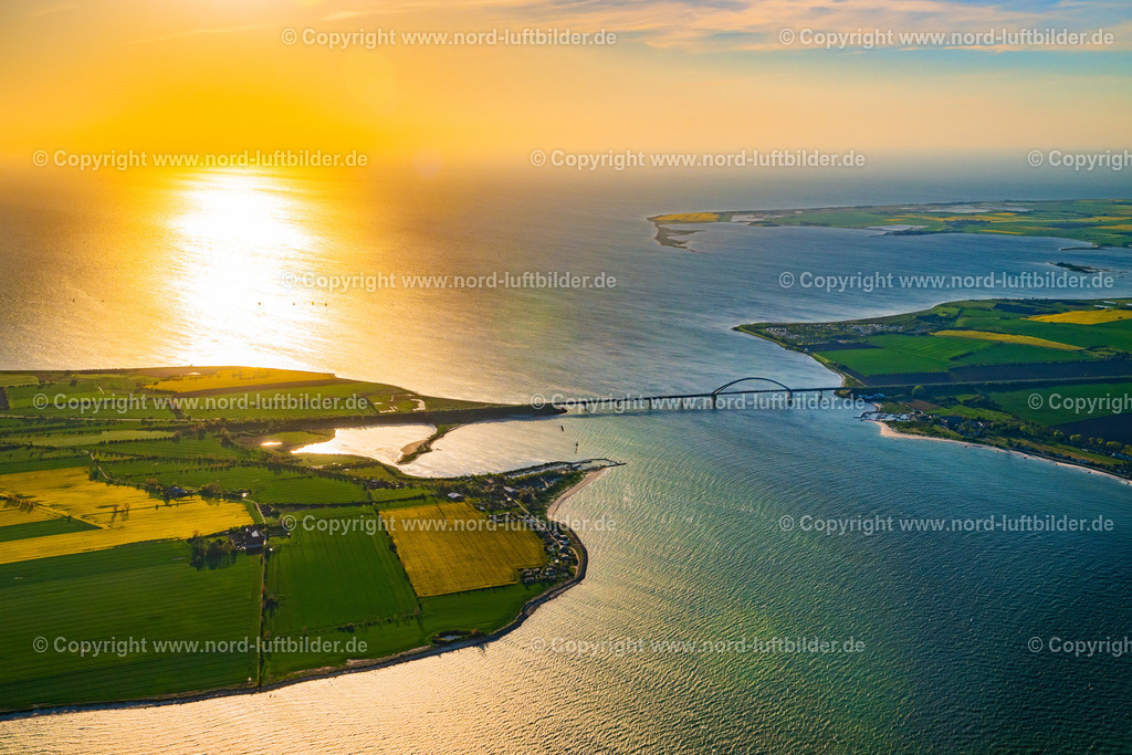 Fehmarnsundbrücke_Sonnenuntergang_ELS_2146150524 | FEHMARN 15.05.2024 Konstruktion der Seebrücke " Fehmarnsundbrücke " über der Wasseroberfläche des Fehmarnsund der Ostsee an der Straße E47 im Sonnenuntergang in Fehmarn auf der Insel Fehmarn im Bundesland Schleswig-Holstein, Deutschland. Weiterführende Informationen bei: Tourismus-Service Fehmarn. // Construction of the pier "Fehmarnsundbruecke" over the water surface of the Fehmarnsund of the Baltic Sea on the E47 road in Fehmarn on the island of Fehmarn in the federal state of Schleswig-Holstein, Germany. Further information at: Tourismus-Service Fehmarn. Foto: Martin Elsen