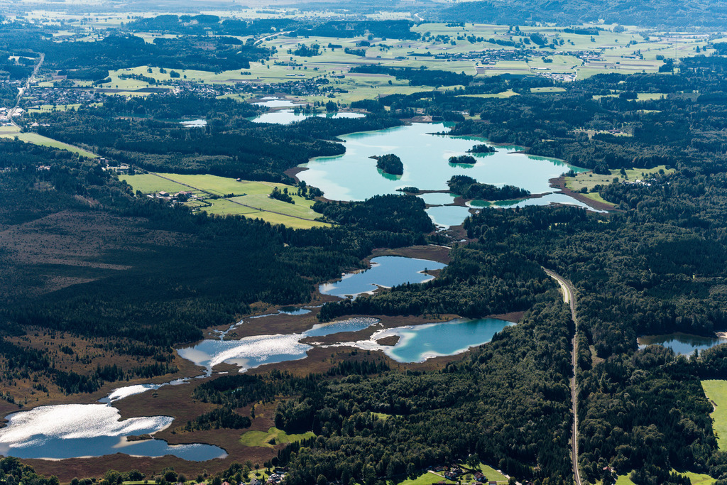 dr__0011046.jpg | SEESHAUPT 27.09.2018 Die Osterseen zwischen Iffeldorf und Seeshaupt im Bundesland Bayern. Die Seenlandschaft im Naturschutzgebiet südlich des Starnberger Sees gehört zu Bayerns schönsten Geotopen, die Uferbereiche sind trotz der strengen Reglementierung als Ausflugs- und Badegebiet beliebt. // Waterfront landscape on the Osterseen lakes in Iffeldorf in the state Bavaria, Germany. Foto: Daniel Reiter
