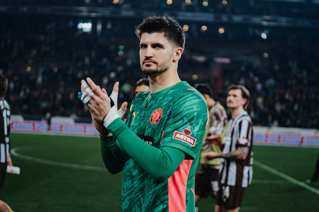 HEV08015 | Der offizielle Shop für FC St. Pauli Fotos. Wähle aus Spielszenen & Fanmomenten dein FCSP Wunschformat. Wir liefern Millerntor-Atmosphäre.
