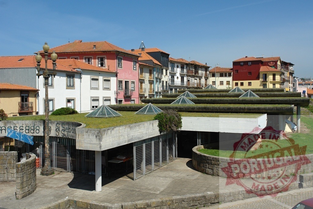 Bragança municipal market modern architecture with green roof | Bragança municipal market featuring modern concrete architecture, green roofs, and traditional Portuguese buildings - Realisiert mit Pictrs.com