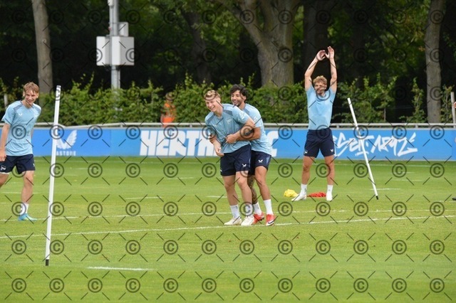 RGE_0023 | Hertha BSC, 2.Bundesliga, Herren, Fußball, Training auf dem Schenckendorffplatz, Montag 10.08. 2026, Saison 2026/27,  im Bild vorn li.  Julian Eitschberger ( Hertha BSC ), Kevin Sessa ( Hertha BSC ),  Fotograf: Ralf Gebhardt - Realisiert mit Pictrs.com