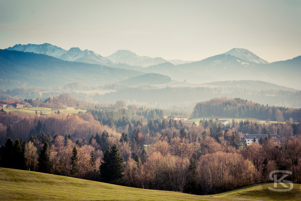 Neblige Voralpenlandschaft im Herbst - Bergpanorama Bayern | Atmosphärisches Panorama der nebelverhangenen Voralpenlandschaft im herbstlichen Licht. Sanfte Hügel, herbstliche Wälder und mystischer Dunst vereinen sich zu einer malerischen Szenerie in Süddeutschland mit Blick auf die Alpen. - Realisiert mit Pictrs.com