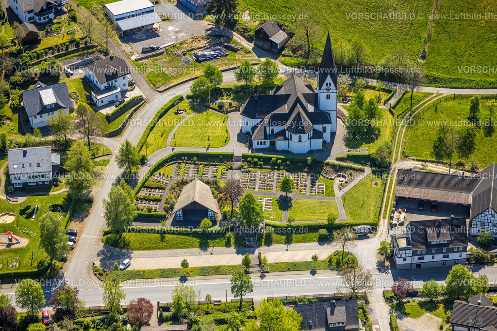 Schmallenberg240504971Boedefeld | Luftbild, Kirche St. Lambertus und Friedhof, Wohngebiet Ortsansicht Ortsteil Kirchrarbach, Kirchrarbach, Schmallenberg, Sauerland, Nordrhein-Westfalen, Deutschland