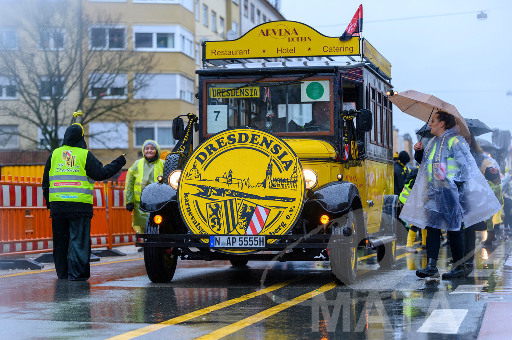 _DWA2407 | Trotz Nieselregen schlängelte sich der „Gaudiwurm“ am Sonntag durch die Nürnberger Innenstadt an tausenden Faschingsfans vorbei.  Nürnberg, 11.02.2024 - Realisiert mit Pictrs.com