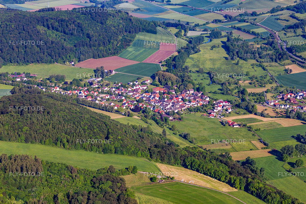 Ortsansicht | Luftbild: Ortsansicht im Ortsteil Bruchhausen in Höxter im Bundesland Nordrhein-Westfalen in Deutschland. Foto: IMG_65692.jpg vom 25.05.2014 durch Werner Riehm/FLY-FOTO.de - Realisiert mit Pictrs.com