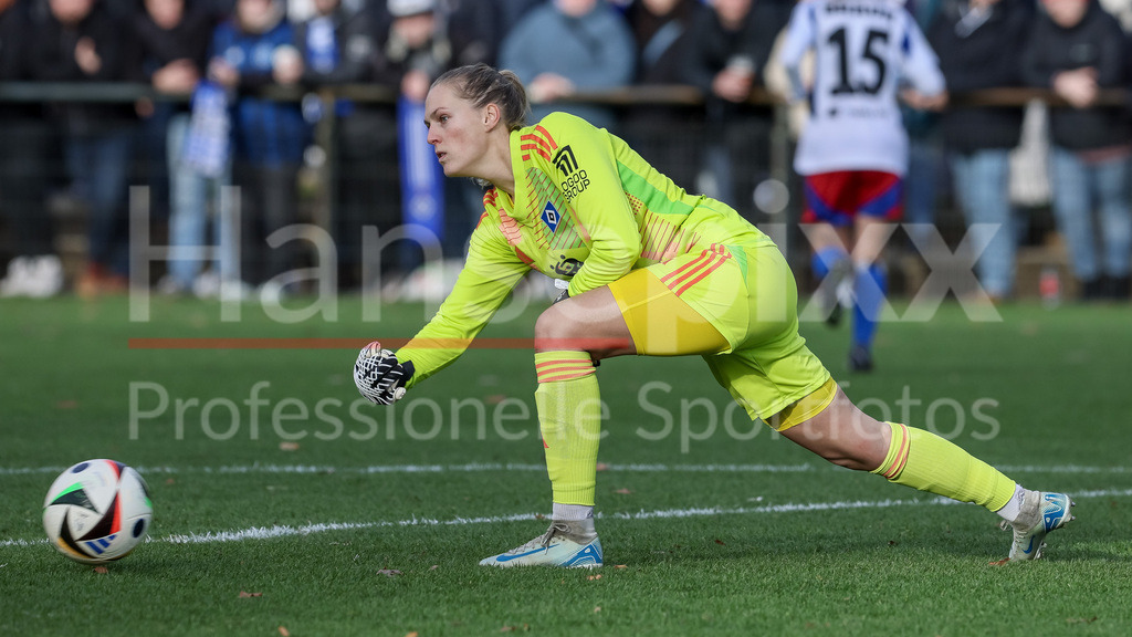 Fussball, DFB-Pokal Frauen, Hamburger SV - FC Carl Zeiss Jena | v.li.: Inga Schuldt (Torhüterin, Torwart, Hamburger SV, 1) am Ball, Einzelbild, Ganzkörper, Aktion, Action, Spielszene, DIE DFB-RICHTLINIEN UNTERSAGEN JEGLICHE NUTZUNG VON FOTOS ALS SEQUENZBILDER UND/ODER VIDEOÄHNLICHE FOTOSTRECKEN. DFB REGULATIONS PROHIBIT ANY USE OF PHOTOGRAPHS AS IMAGE SEQUENCES AND/OR QUASI-VIDEO.