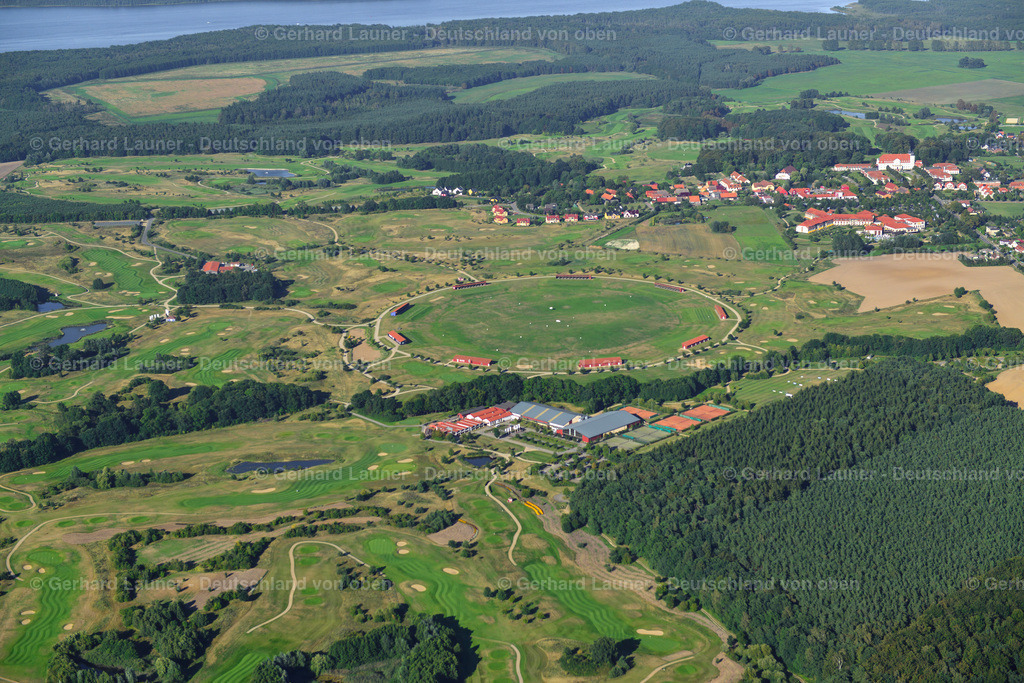 3638381 | GöHREN-LEBBIN 25.08.2016 Gelände des Golfplatz - Kreis der Golfschule Fleesensee am Tannenweg in Göhren-Lebbin im Bundesland Mecklenburg-Vorpommern, Deutschland. Weiterführende Informationen bei: Golfschule. // Grounds of the golf course - district of the Fleesensee golf school on Tannenweg in Goehren-Lebbin in the state Mecklenburg - Western Pomerania, Germany. Further information at: Golfschule. Foto: Gerhard Launer