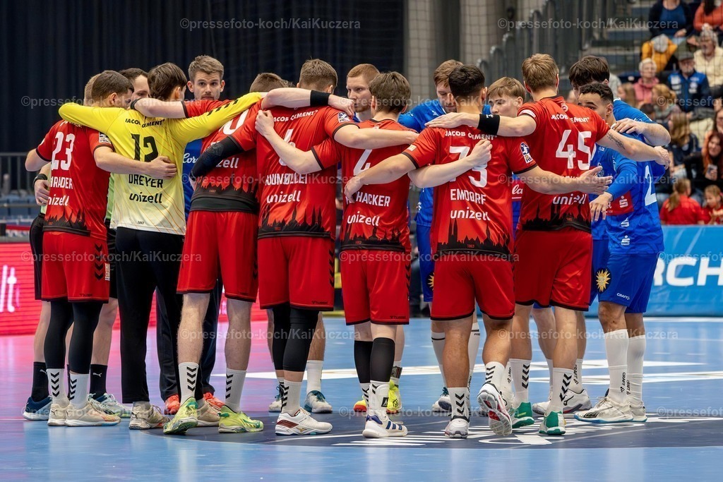 KKU15122401001 | 15.12.2024, xkkux, Handball, 2. HBL, Bergischer HC - VfL Lübeck-Schwartau, Mitsubishi Electric HALLE Düsseldorf, Saison 2024 2025: Die Mannschaften stehen vor dem Spiel zusammen