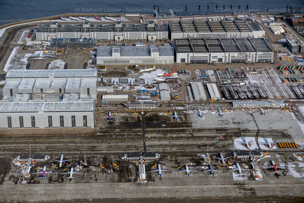 4044546 | HAMBURG 14.02.2021 Winterlich schneebedeckte Pandemiebedingt auf den Freiflächen und Parkpositionen abgestellte Neuflugzeuge A320 - A321 in den jeweiligen Kundenlackierungen im Werftgelände der Airbus SE im Ortsteil Finkenwerder in Hamburg, Deutschland. // Wintry snowy due to the pandemic, new aircraft A320 - A321 in the respective customer liveries parked in the open spaces and parking positions in the Airbus SE shipyard premises in the Finkenwerder district in Hamburg, Germany. Foto: Gerhard Launer