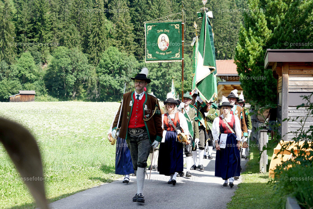 d-news-2023-Juli23-Regimentsschuetzenfest3-Steeg-UMZUG_Feld-DSC07260 | Info aus dem Bezirk Reutte/Ausserfern Tirol sowie eine umfangreiche Bilddatenbank über die gesamte Region: Lechtal, Talkessel Reutte, Tannheimertal, Zwischentoren. Lech, Plansee, Zugspitze, Grenztunnel, B179, Fernpassstraße, Verkehr, Lawinen, Tradition, - Realisiert mit Pictrs.com