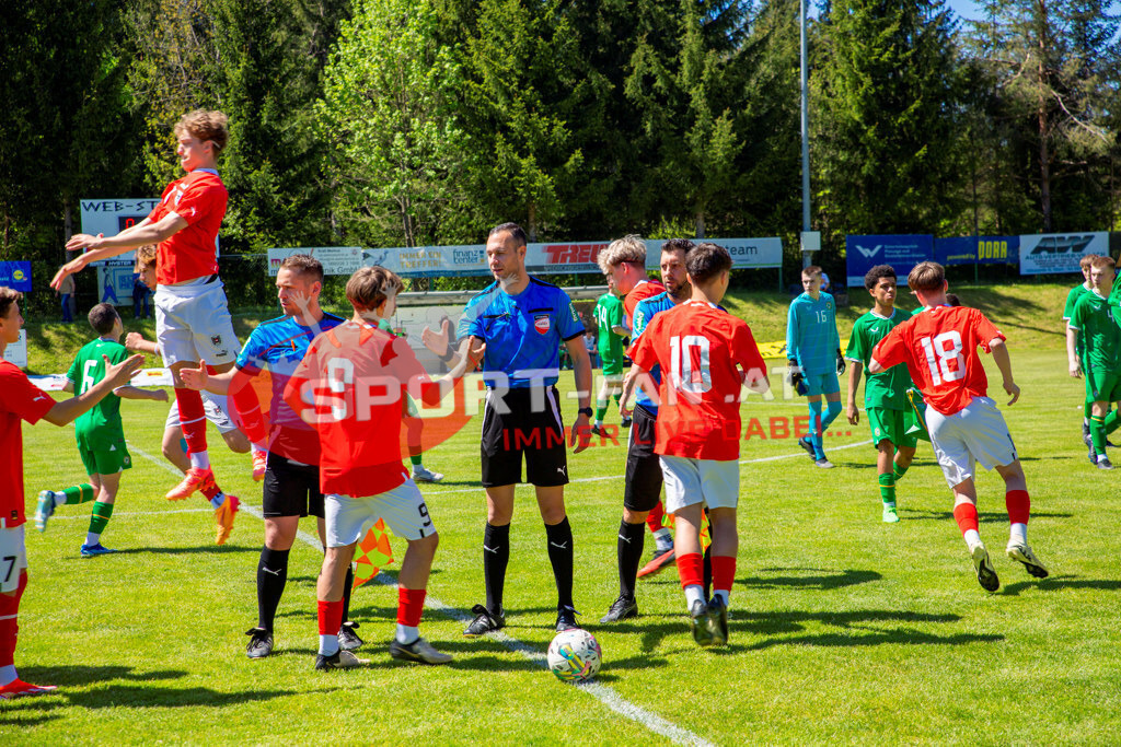 Fußball Halbfinale | Nico Berger (U15 Österreich?#9) Emil Ristoskov (Schiedsrichter) Manuel Koller (1. Assistent) Manuel Koller (1. Assistent) Fabio Ebner (U15 Österreich #10) Bernhard Swozil (U15 Österreich #18) Fußball Halbfinale, Irland U15 - Österreich U15 am 29.04.2024 in Arnoldstein (Sportplatz), Austria, (Photo by Ernst Krawagner sport-fan.at) - Realisiert mit Pictrs.com